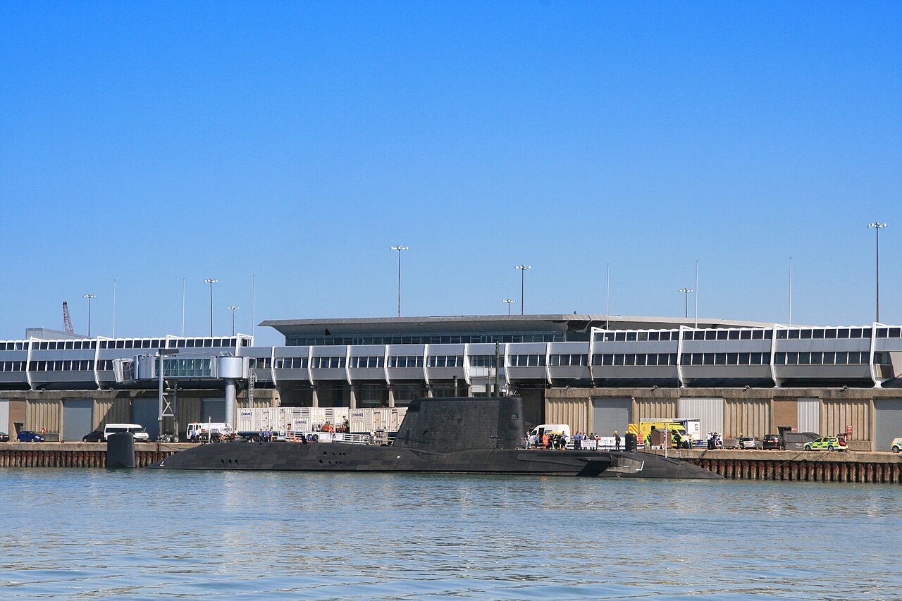 2011년 4월 8일 영국 사우샘프턴항에 정박한 영국 해군 핵추진 잠수함 HMS Astute. 잠수함 운용 기반을 보여주는 자료사진이다.