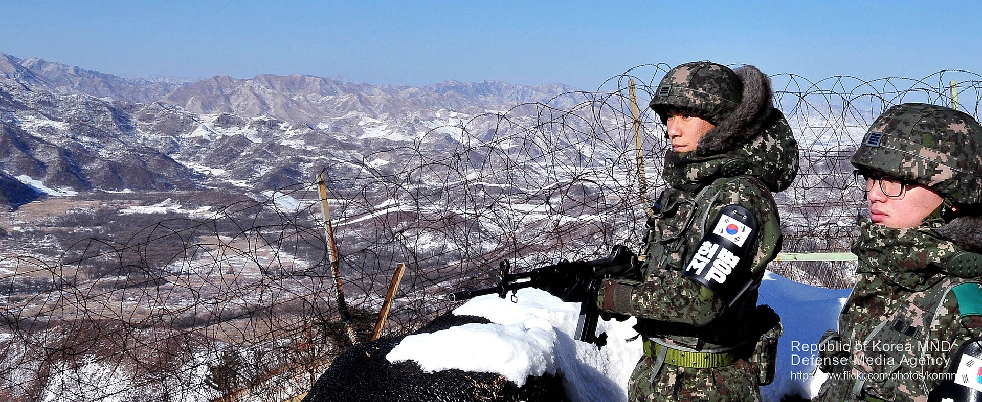 중동부전선 GOP 철책에서 경계 근무를 서는 육군 15사단 초병들. 2012년 12월 4일 국군이 촬영해 공개한 자료사진이다.